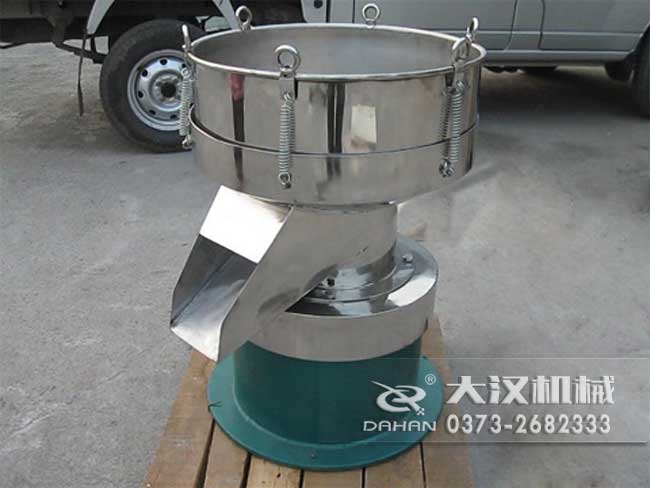 涂料振動篩由：框體，振動斗，出料口，振動電機底座等部件組成