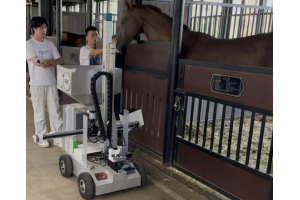 科技領(lǐng)&ldquo;飼&rdquo;：馬房智能飼喂機(jī)器人亮相汗血馬基地