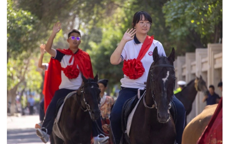 披紅掛花，打馬游街，新疆人送喜報(bào)好有儀式感