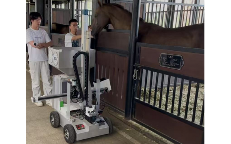 科技領(lǐng)&ldquo;飼&rdquo;：馬房智能飼喂機器人亮相汗血馬基地