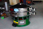 800型單層三次元振動(dòng)篩，產(chǎn)量可達(dá)800kg/h。